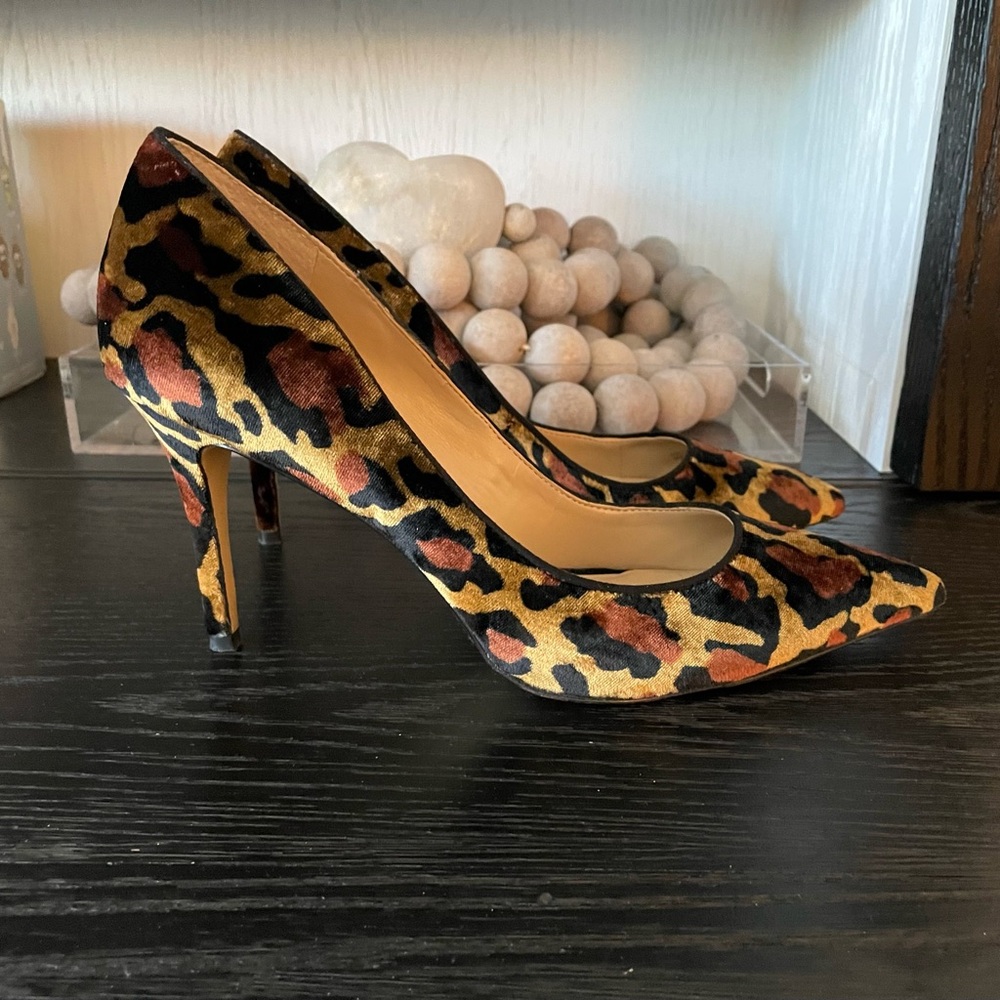 Ann Taylor Mila Velvet Pump